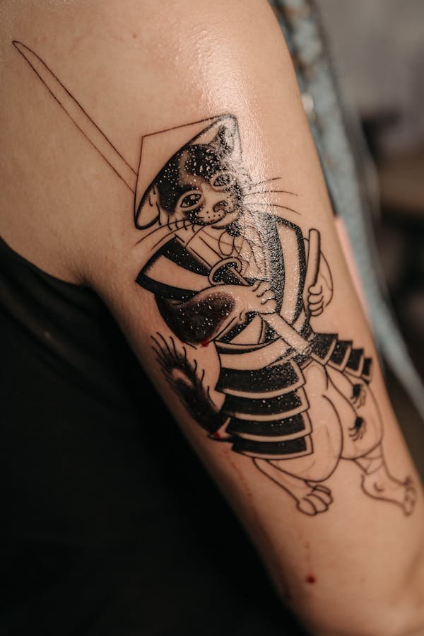 Tatouage chat noir : un symbole de mystère et de sérénité
